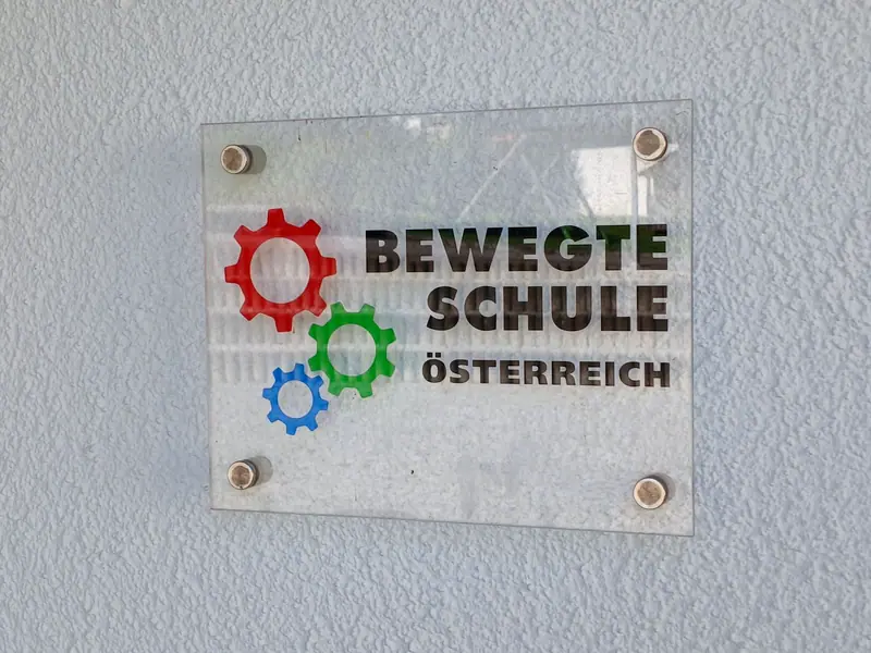 Tafel „Bewegte Schule Österreich“ am Schulhaus
