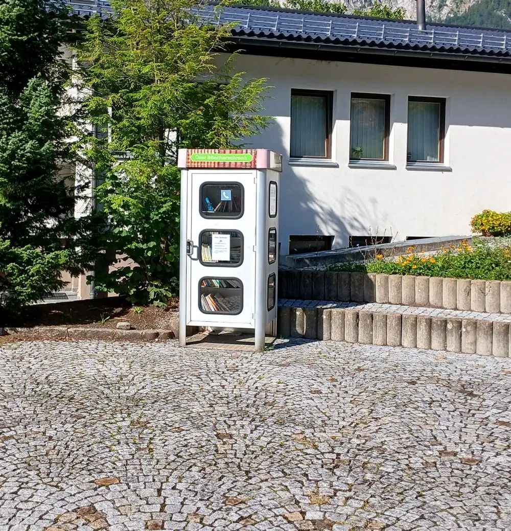 Der öffentliche Bücherschrank vor dem Schulhaus